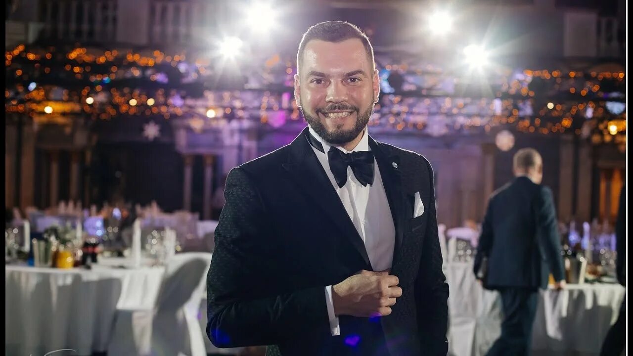 Ведущий на новогодний корпоратив москва. Ведущий на новый год москва. Елка главы республика алтай. Новогодний корпоратив с ведущим. Елка главы республики марий эл.
