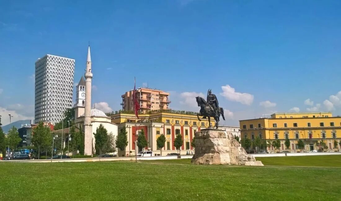 Республика албания столица. Тирана албания. Тирана фото. Тирана площадь скандербега. Памятник скандербегу тирана.