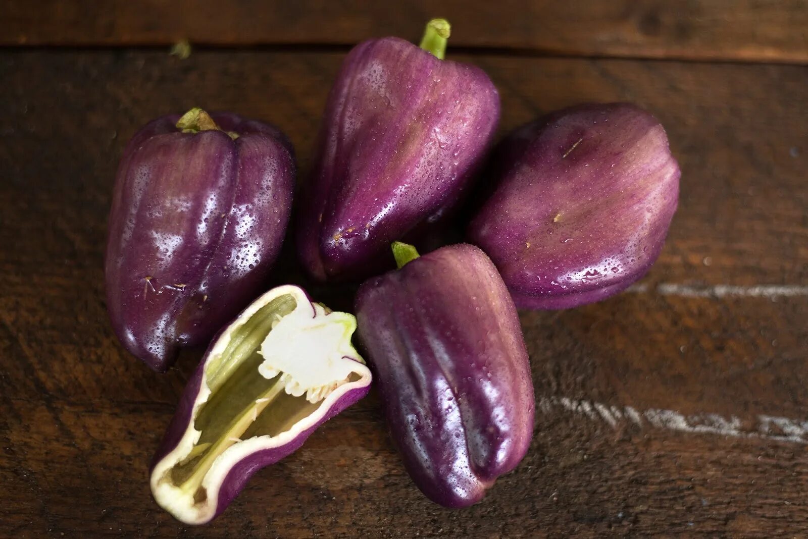 Сорт фиолетовых перцев. Перец lilac bell pepper. сорт перца клякса. перец лилак лавендер. перец филиус блю.