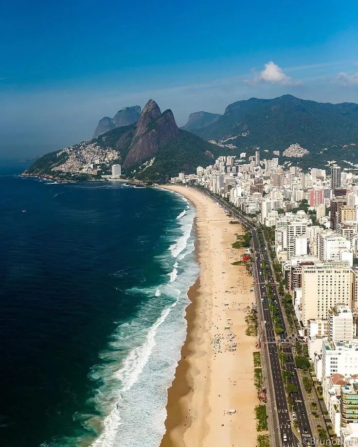 Country brazil. Рио-де-Жанейро (город в Бразилии). Бразилия Рио доженейро. Леблон Бразилия. Пляж Леблон в Рио-де-Жанейро.