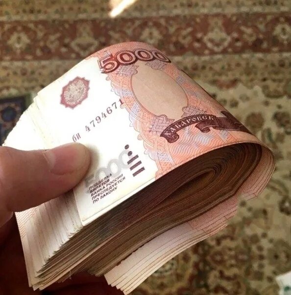 Деньги в руках. Много рублей. Деньги рубли. Пачка денег.