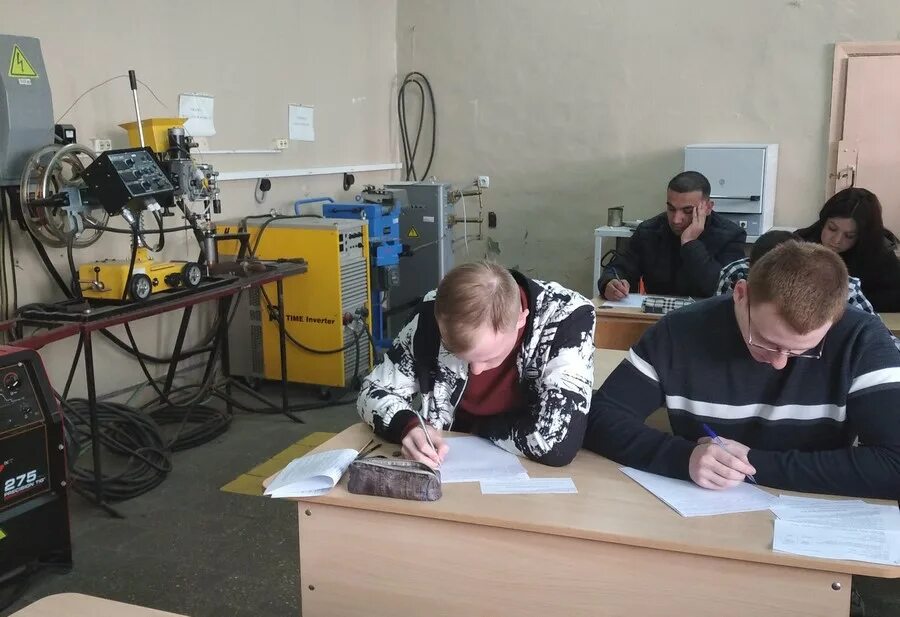 Является студентом по специальности. Является студентом по специальности