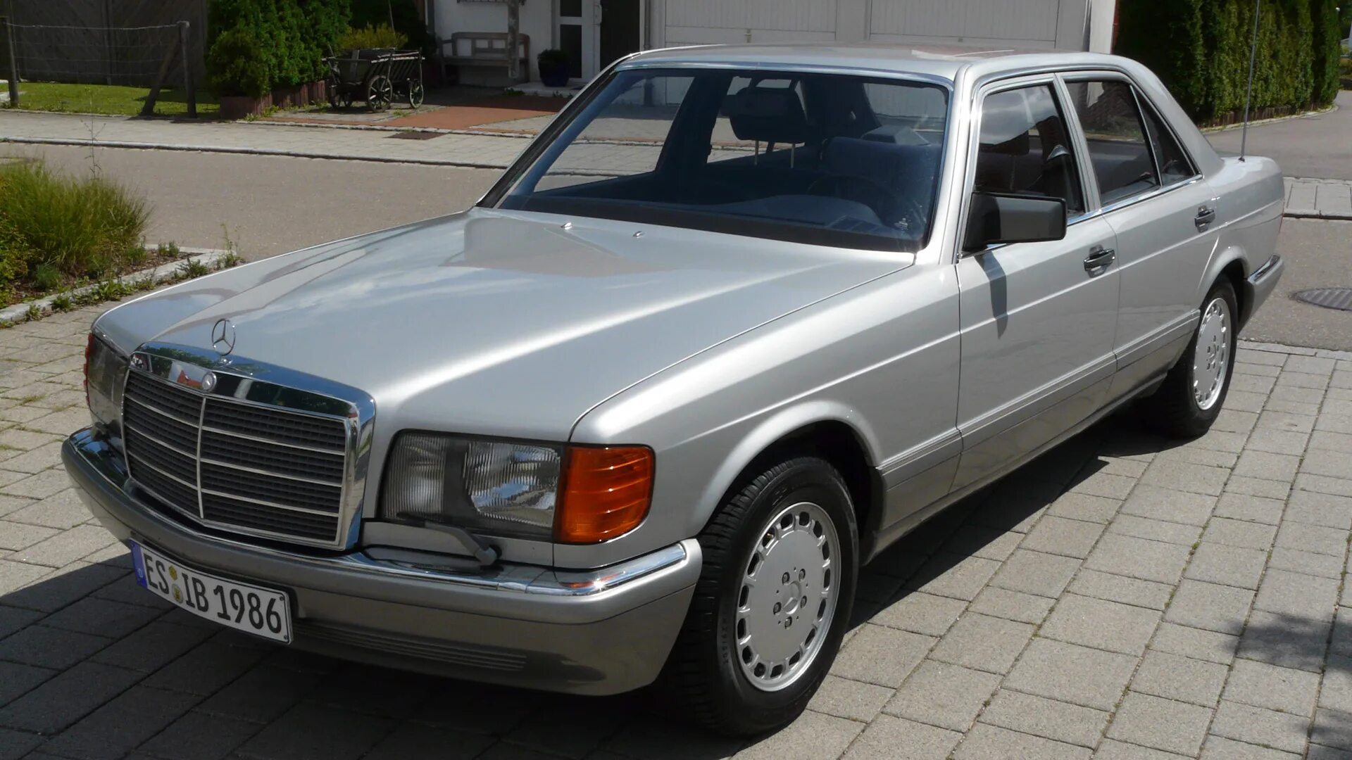 Старый мерседес фото. Mercedes-Benz w126. Мерседес Бенц 126. Mercedes w126. Мерседес 126 кузов.