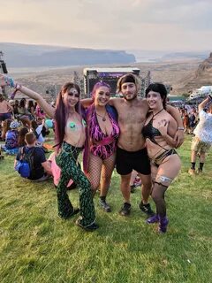 Bass Canyon day 2! 🤪 🖤 @ganjagoddessxx @xLukeLondonx @CJKitty4 Tati Evans 🦋 Top .02% @xxo...