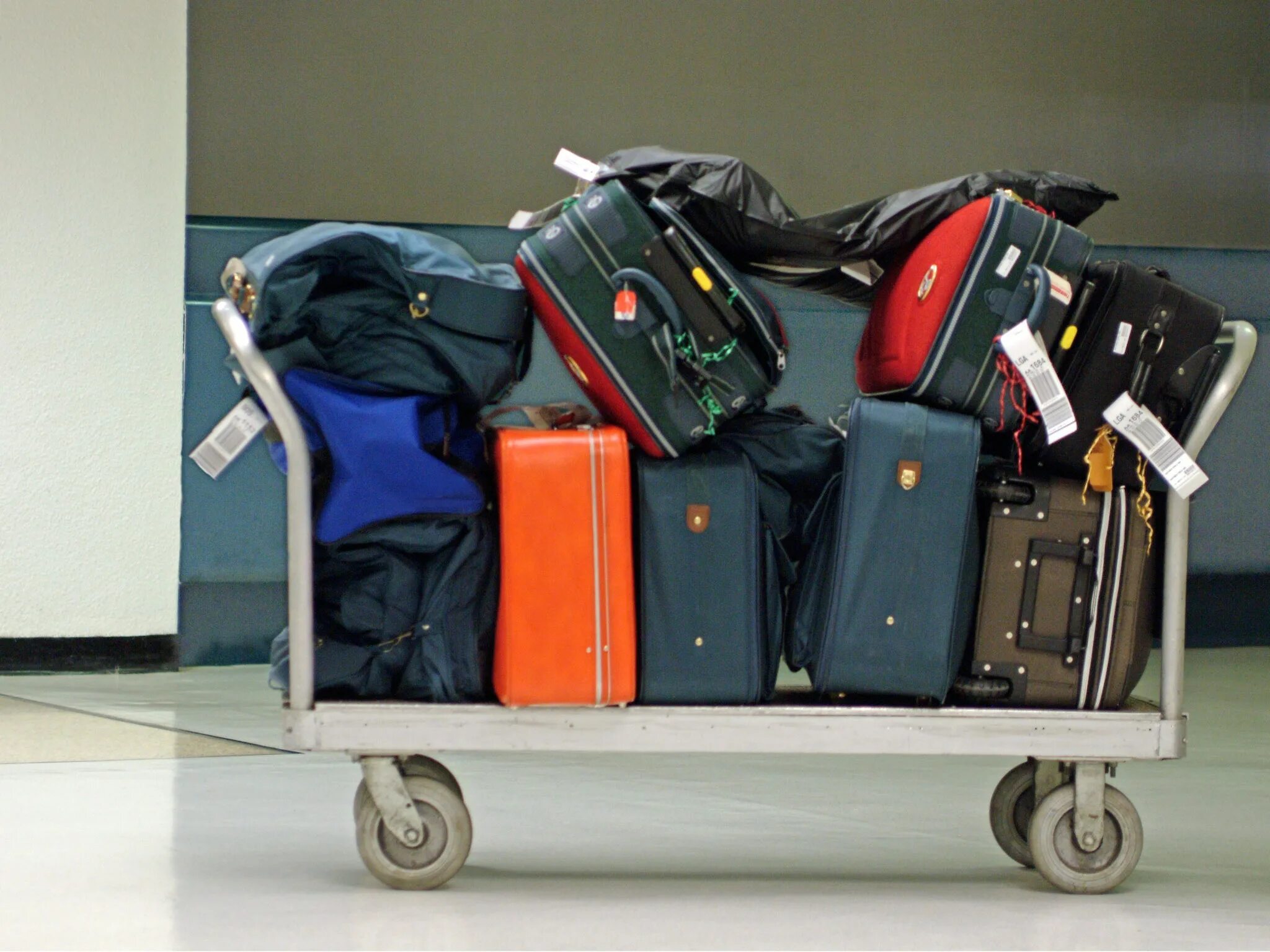 Boarding travel. Чемоданы. Чемодан для багажа. Перевоз багажа. Чемодан в аэропорту.