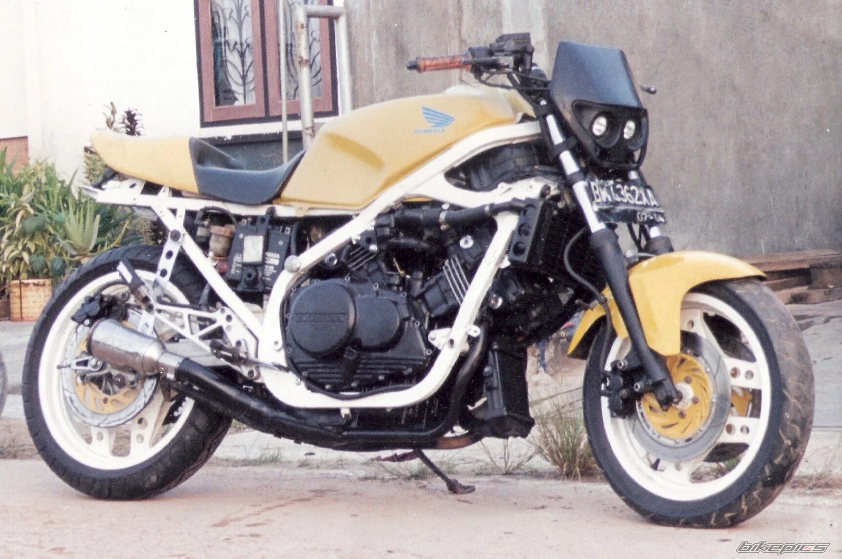 Мотоцикл cross interceptor. Honda vf750f interceptor. honda vf 750. honda vf750 sabre. honda vf750 f кастом.