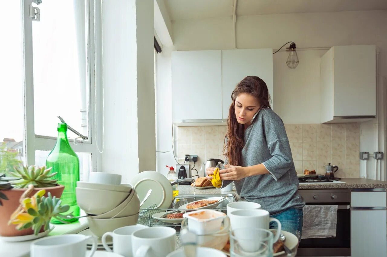 Мама убиралась на кухне. Женщина на кухне. Уставшая женщина на кухне. Хозяйка в доме. Обычная женщина на кухне.