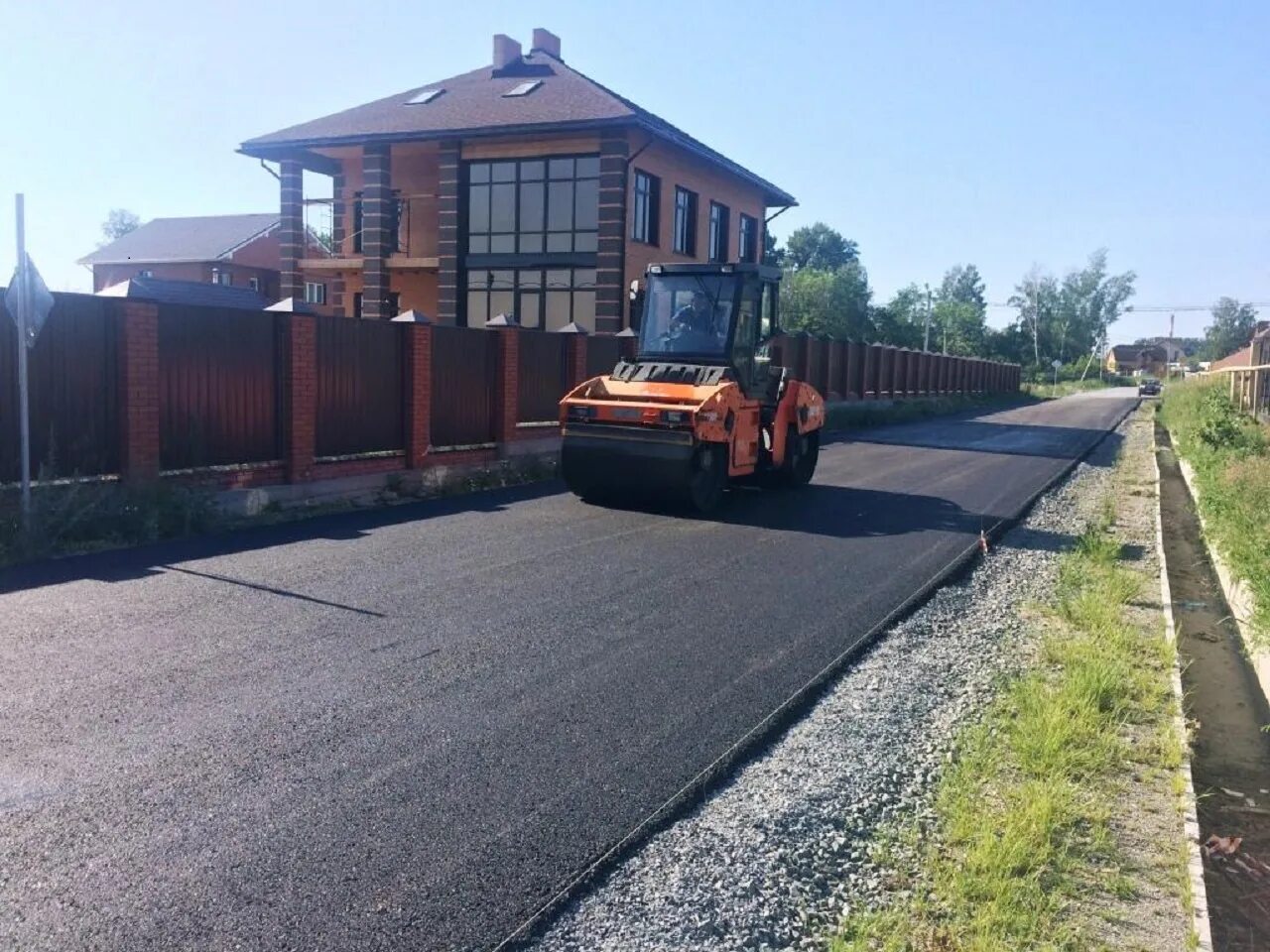 Асфальтирование тротуаров москва. Асфальтирование и благоустройство. Благоустройство асфальт. Асфальтирование дачных дорог. Асфальтная дорога.