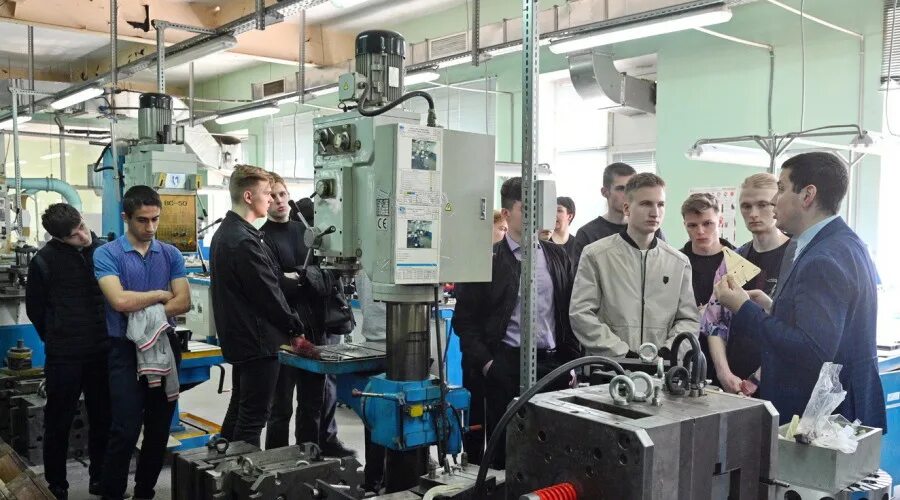 Калужский электромеханический завод. Ао калужский электромеханический завод. военпреды завод кэмз калуга. производство. цех завода.