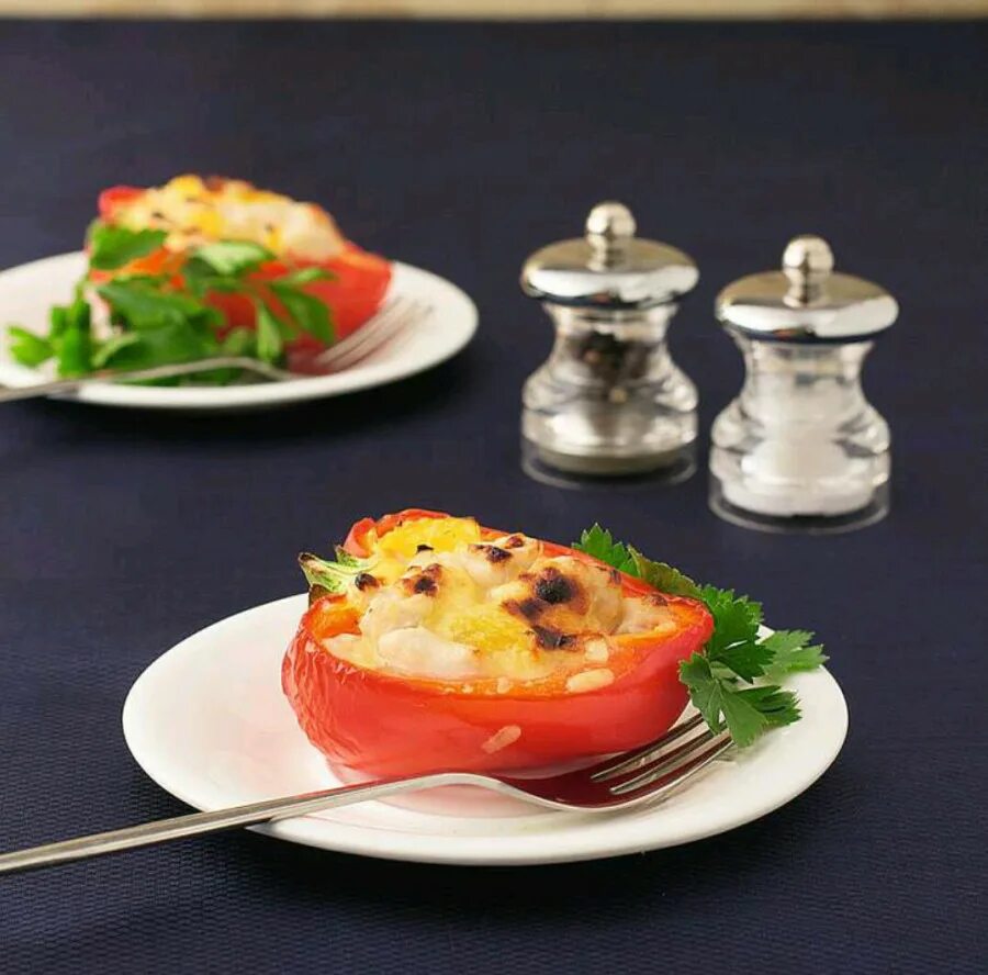 3 зубчика соль перец по. зеленый соус песто. баклажаны в панировке в духовке. болгарский перец с чесноком. помидоры с кунжутом.