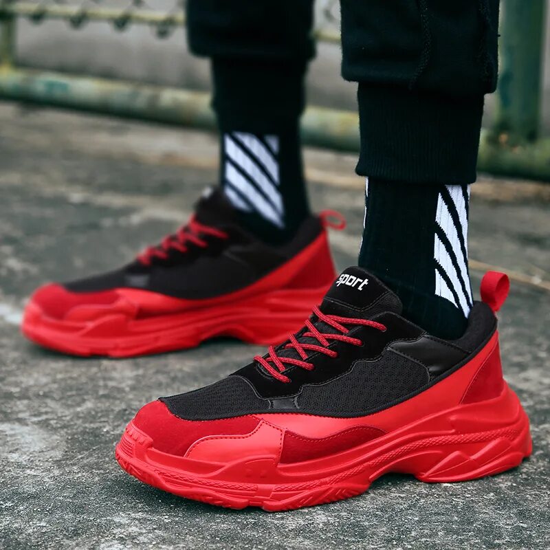 Красно черные кроссы. Nike air huarache красные. Красные кроссовки найк huarache. Кроссовки адидас шаркс женские. Кроссовки с красной подошвой.