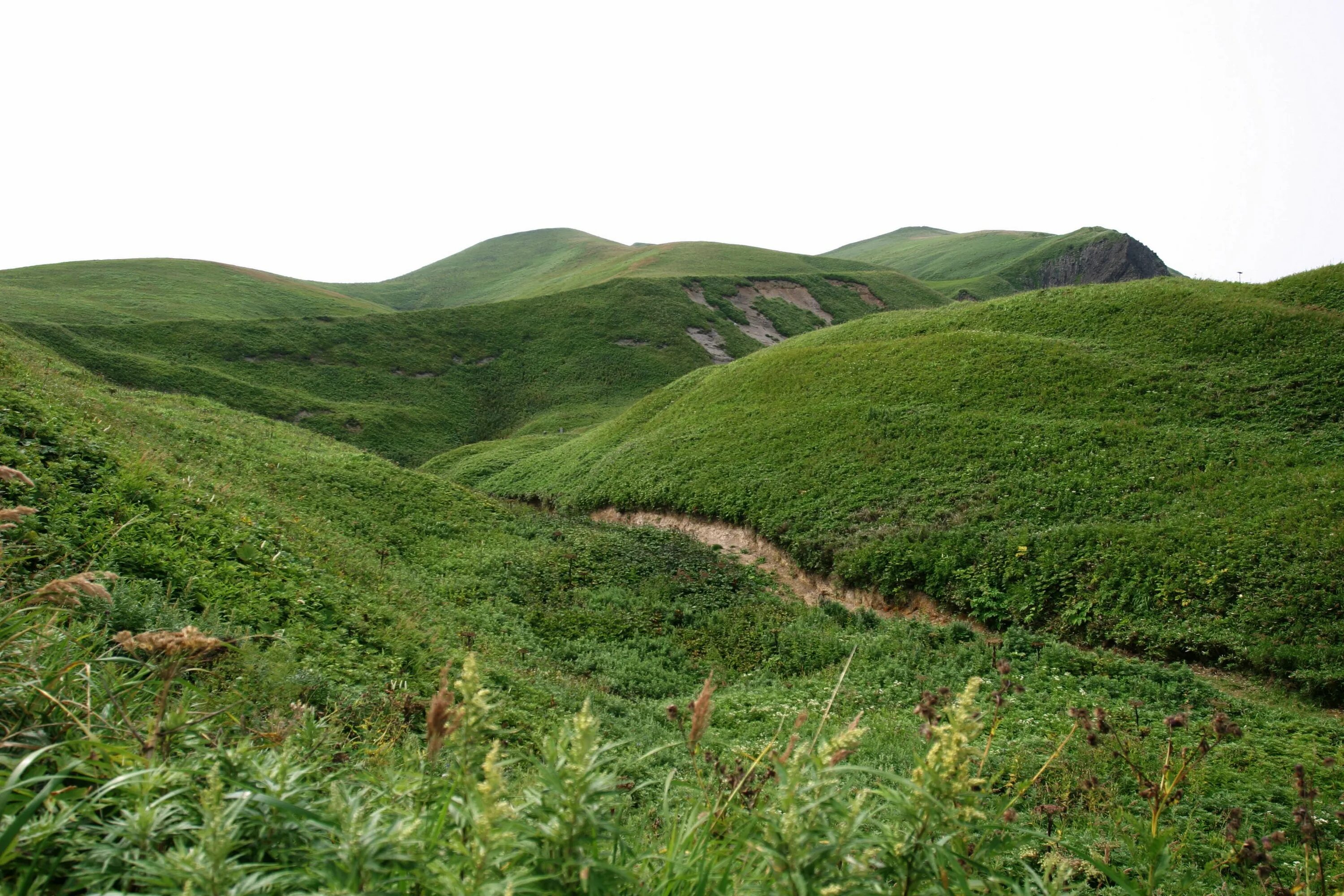 Meadow overlooking. Курган возвышенность. Горная гряда сундуки. Ла кастел молдова. Меловой курган силбери-хилл.