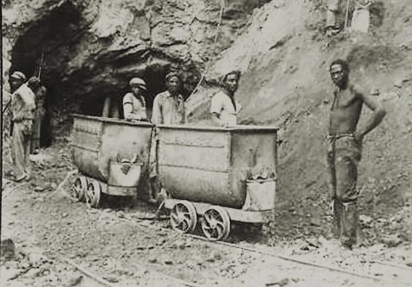 Being a miner is dangerous than working. South africa mining. Золотая лихорадка в африке. Добыча алмазов в африке 19 века. Безопасность в африке.