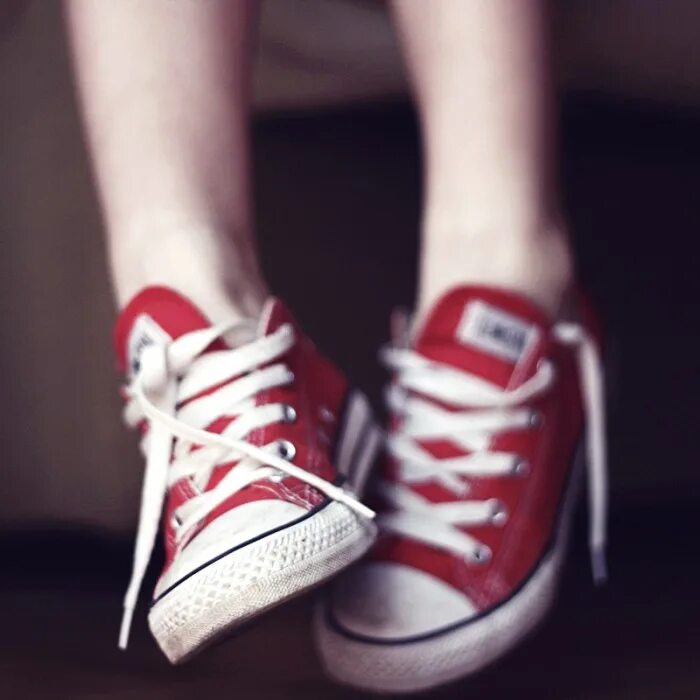 Рваные кеды конверс. Converse на ноге. Converse на ноге. Поношенные кроссовки. Образ с красными кедами.
