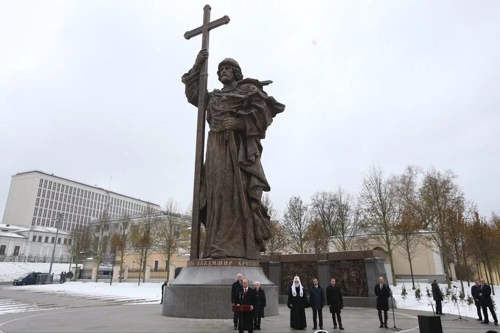 Какому владимиру памятник в кремле. Памятник князю Владимиру в Москве. Москва памятник Владимиру Крестителю Боровицкая площадь. Памятник святому князю Владимиру в Москве. Памятник князю Владимиру на Боровицкой площади.