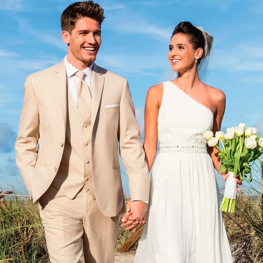 Свадьба. Необычные свадебные костюмы. Счастливые жених и невеста. Свадебные пары. Молодожены.