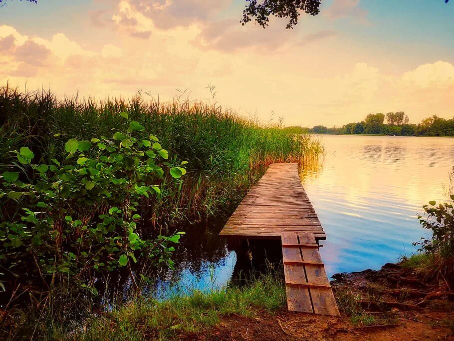 Озеро тихая вода. Тихая вода. Тихая вода фото. Стен в. "Тихая вода". Люсана Тихая вода.