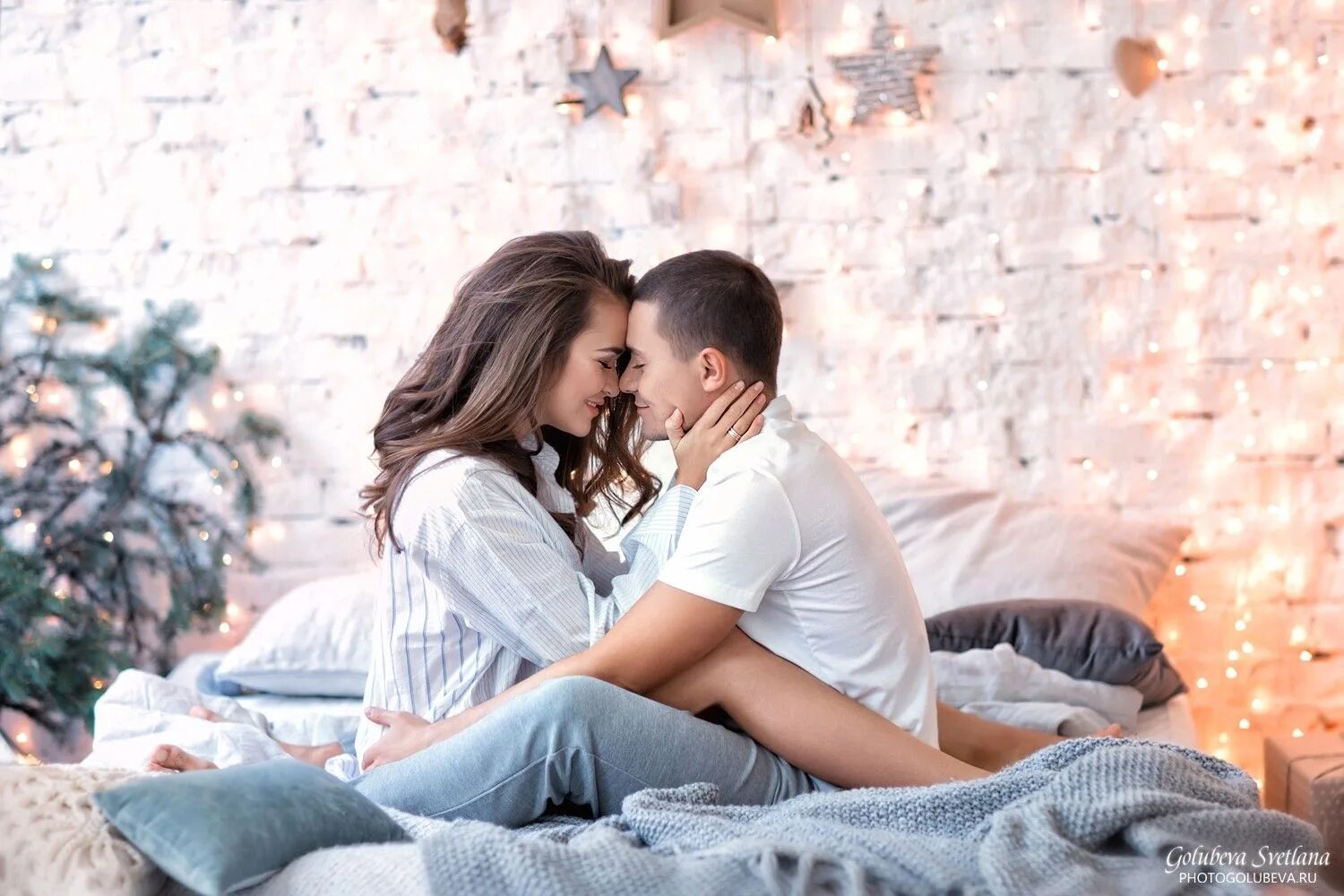 Фотосессия пары. Влюбленные обнимаются. Милую вдвоем. Влюбленные кошки. Красивые влюбленные пары.