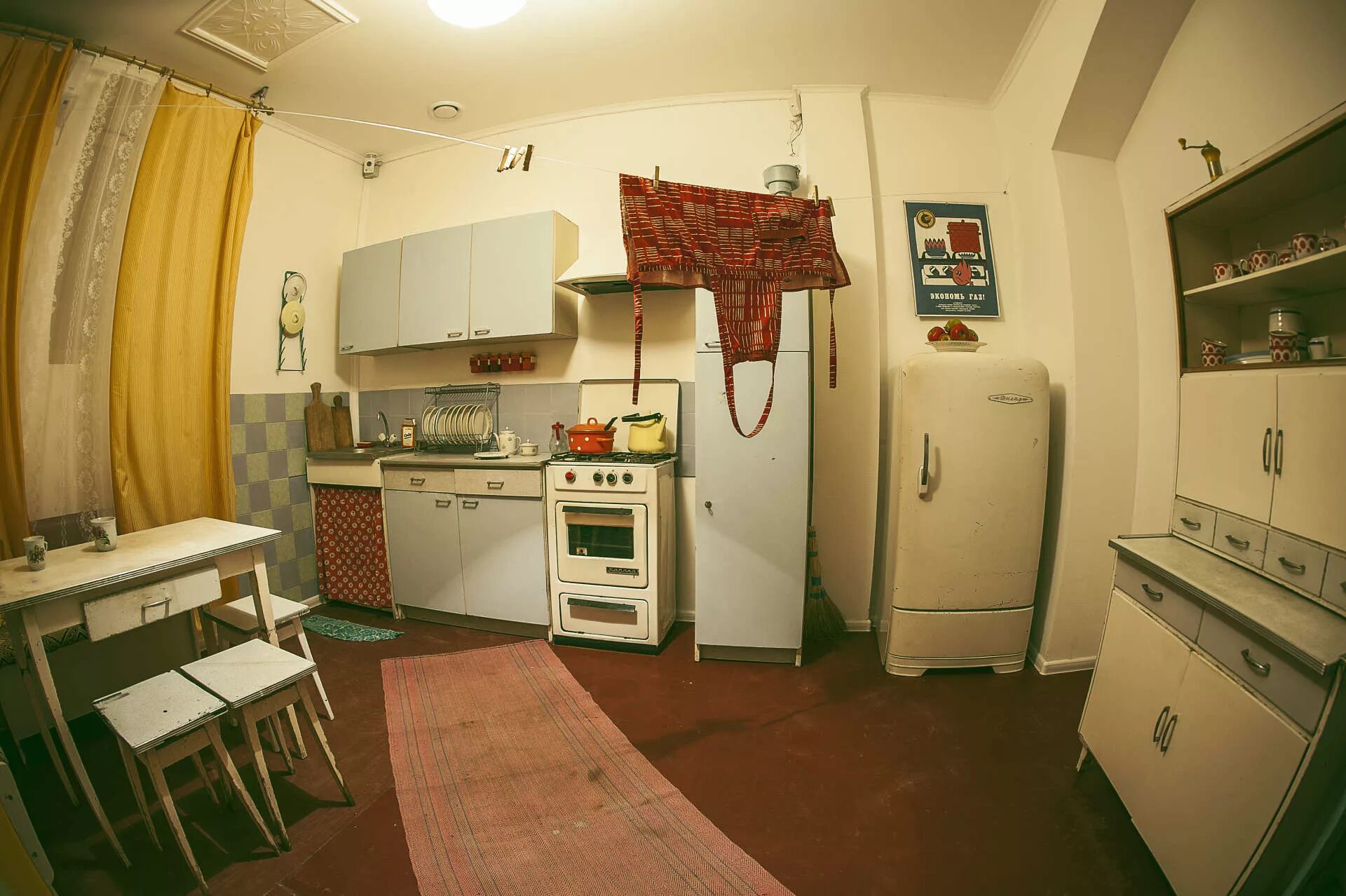 Сколько комнат в коммуналке. Советская кухня интерьер. Советский интерьер. Кухня в Советской квартире. Интерьер комнаты в коммуналке.