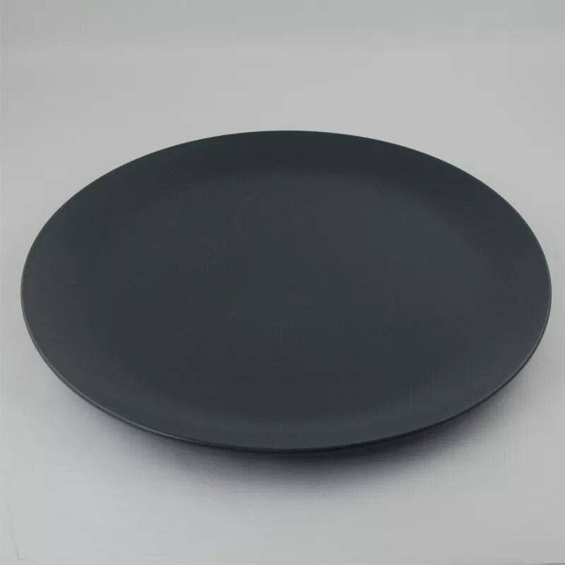 Матовые тарелки. Черные керамические тарелки. Черная тарелка керамика. Тарелки черные матовые икеа. Тарелка матовая