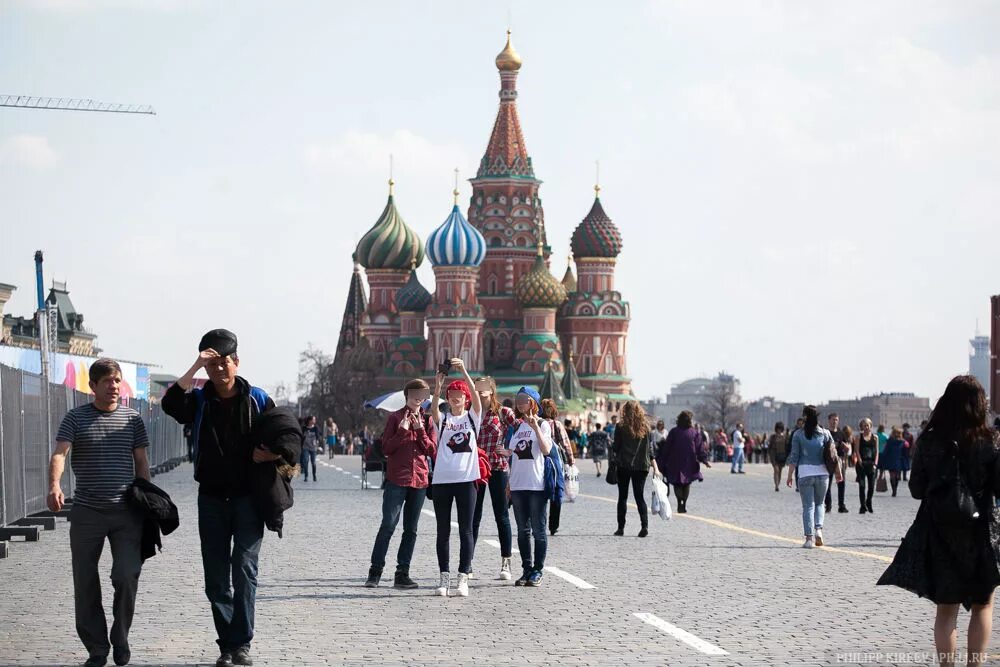На красной площади собрались. Бтс на красной площади в москве. люди на красной площади. селфи на красной площади. москва люди.