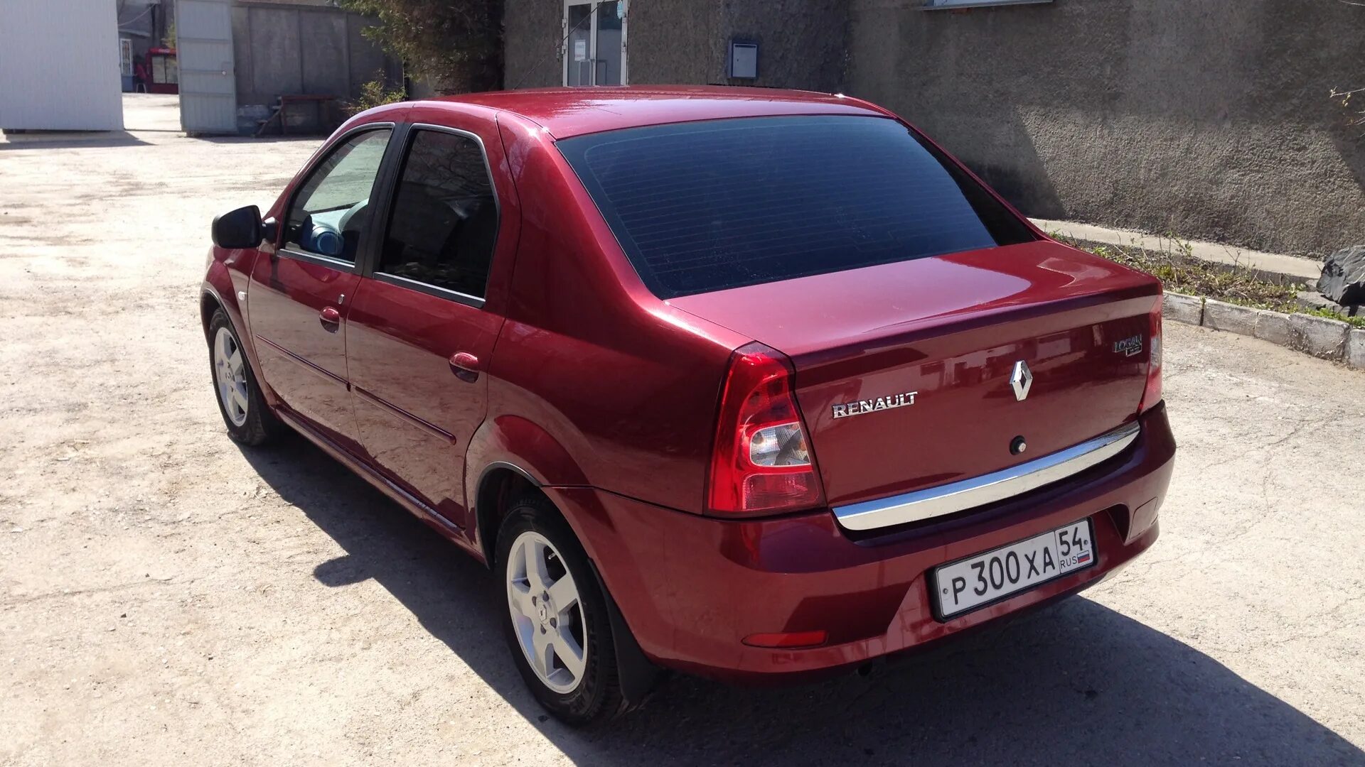 Renault logan годы выпуска. Рено Логан 2012 бордовый. Рено Логан 1 бордовый. Логан 2012. Renault Logan 2011.