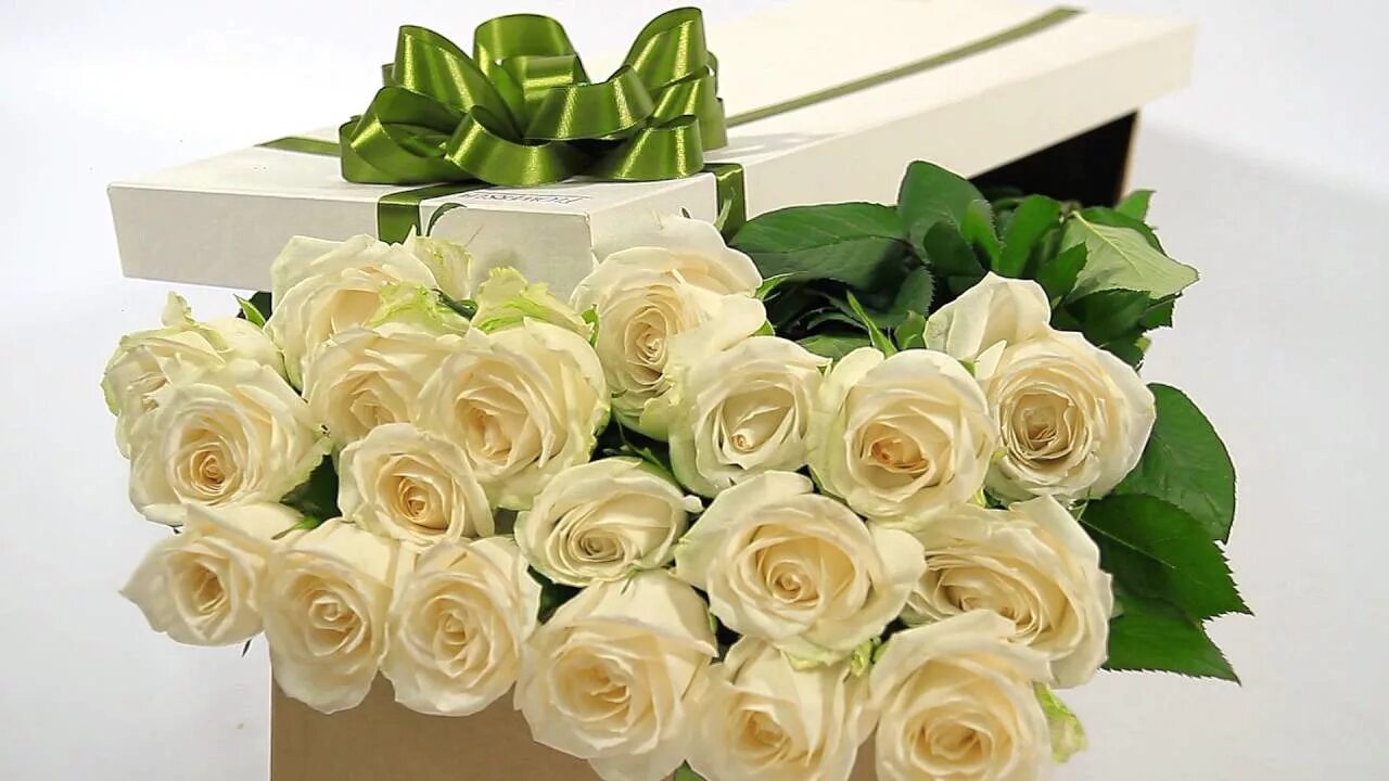 Открытки с днем рождения белые розы. Открытки с белыми розами. Букет белых роз с днем рождения. С днём рождения женщине белые розы.