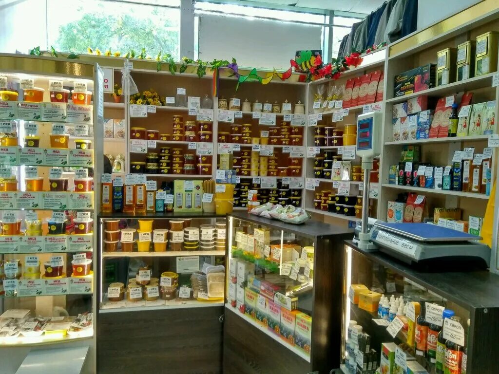 витрина для меда. прилавок с медом. магазин меда интерьер. витрина для меда. витрина для торговли медом.