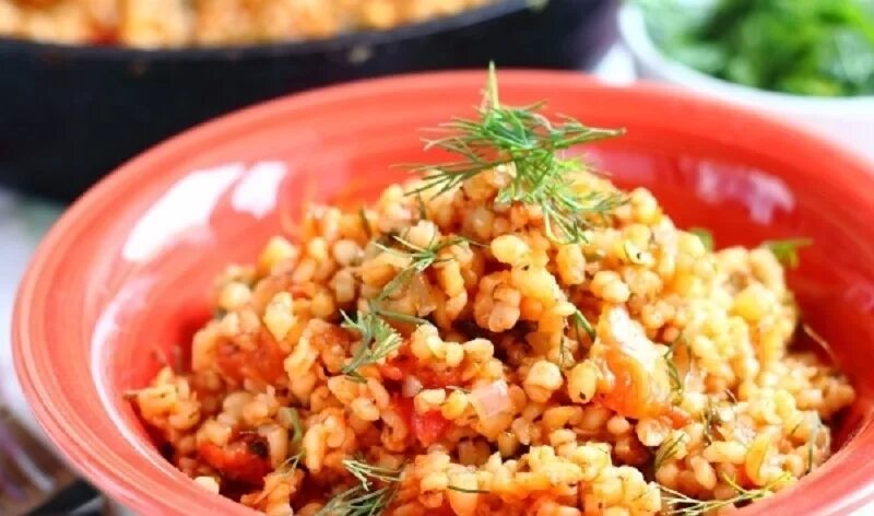 булгур с томатной пастой. булгур с томатным соусом. булгур по турецки. булгур с фаршем и томатом чеснок. булгур с курицей и овощами на сковороде.