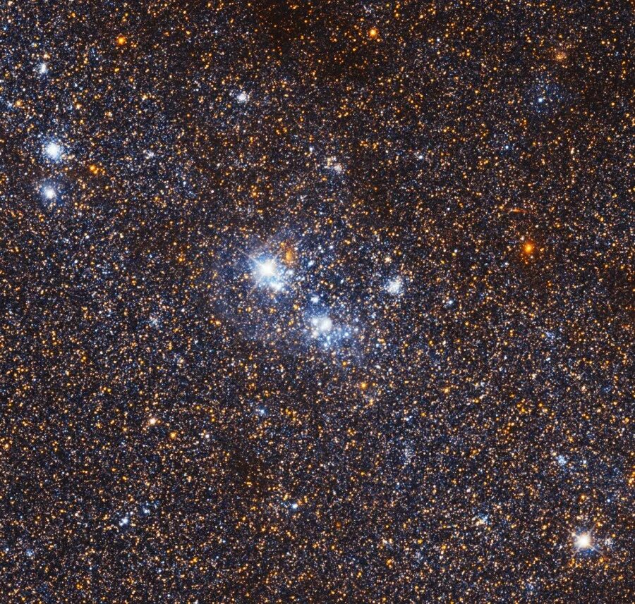 Среди далеких звезд. Скопление галактик Хаббл. Сверхскопление галактик. Галактика Андромеды Звездные соседи. Галактика ic 1011 в телескопе.