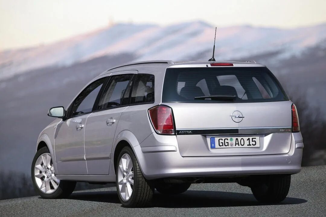Интернет магазин универсал. Opel Astra Caravan (h) 2004. Opel Astra Caravan 2004. Opel Astra 2004 универсал. Opel Astra Caravan 2007.