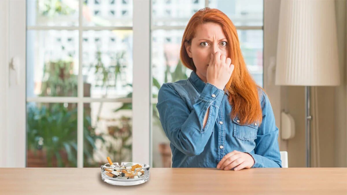 Запах в комнате. Неприятный запах в комнате. Аромат в доме. Распыление освежителя воздуха. Запах в комнате.