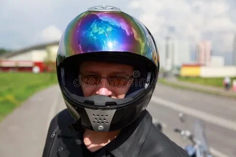 Гермошлем захлопнув на ходу