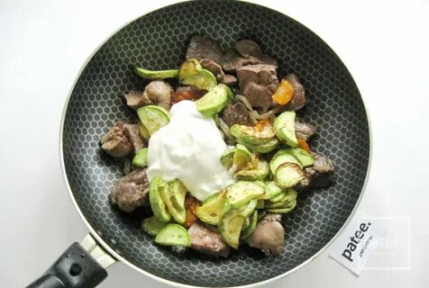Куриная печень с кабачками в духовке