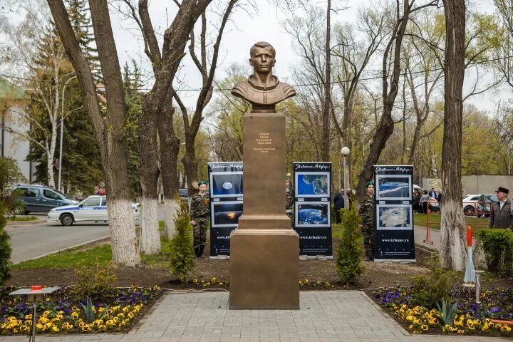 Гагарина черкесск. Черкесск_бюсты в аллее славы. Памятники в Черкесске. Бюст Гагарину. Бюст в городе Черкесске на аллее славы.