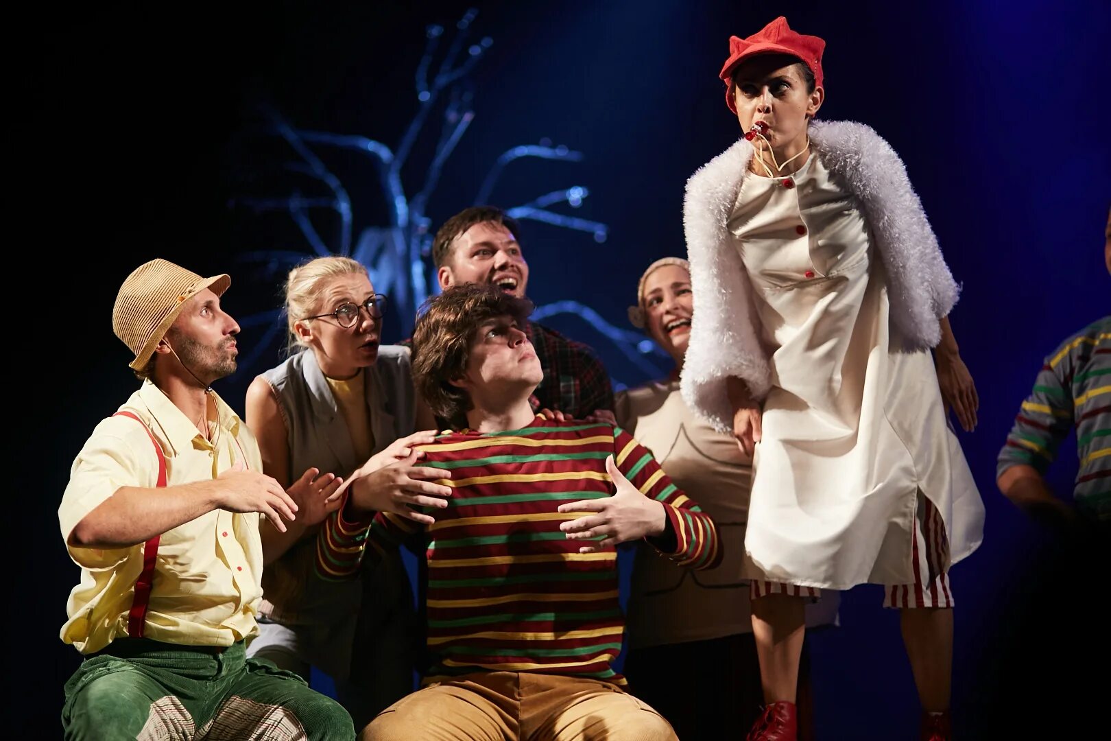 Театр новосибирска афанасьева спектакль мой дедушка был вишней. Вишневый сад театр спесивцева. Вишневый сад театр на таганке. Вишневый сад спектакль ленком. Спектакль вишня.