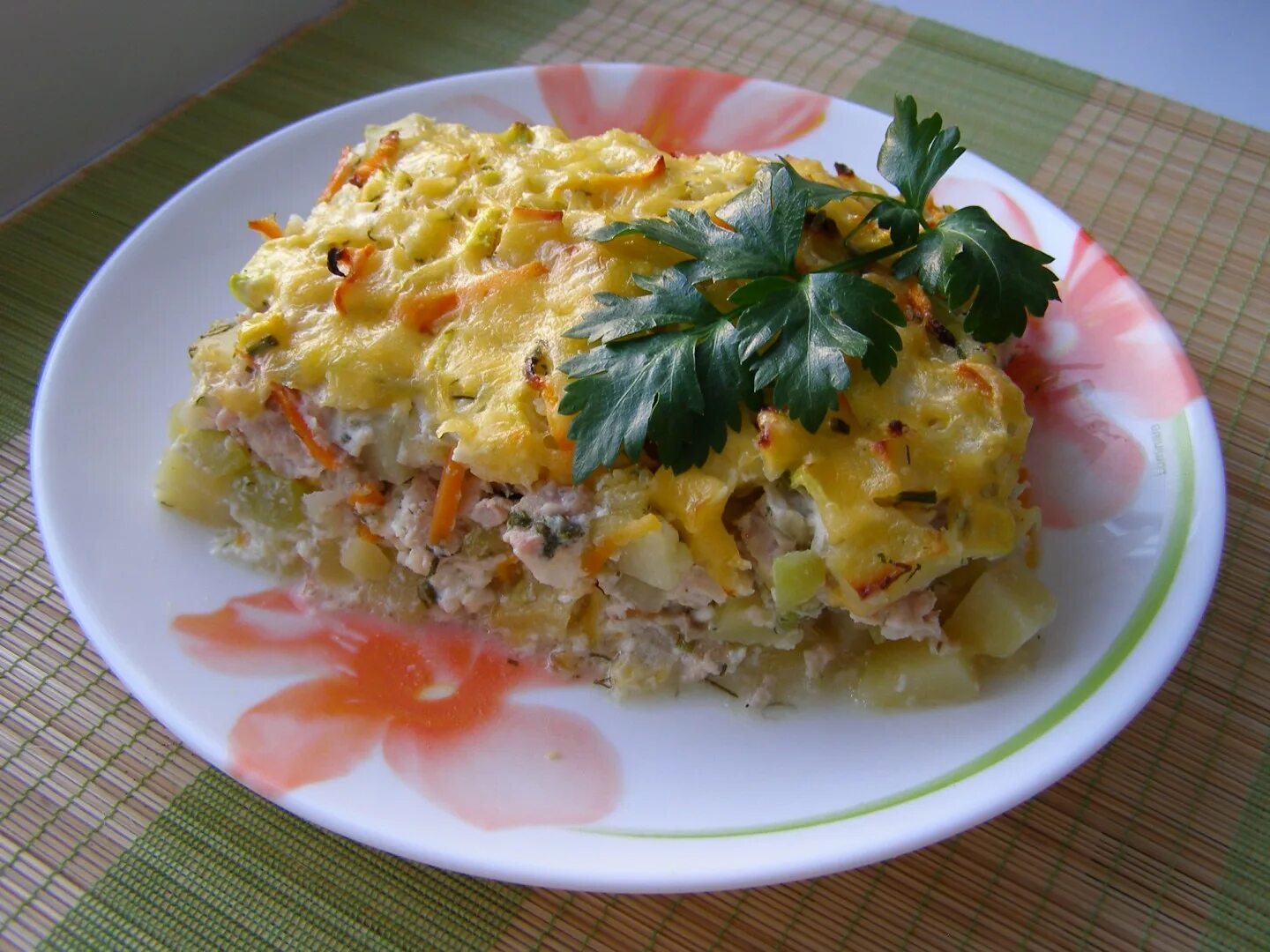 Пюре фарш сыр. Картофельно мясная запеканка. картофельно кабачковая запеканка. запеканка с кабачками и фаршем. запеканка с курицей и картошкой.