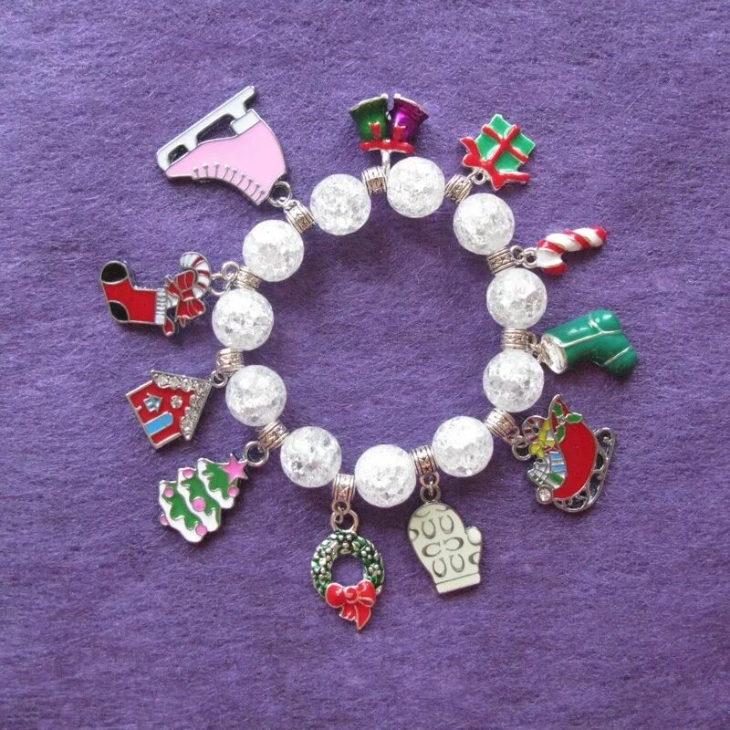 новогодний браслет из бисера. как сделать новогодний браслет. как сделать новогодний браслет. подвеска на браслет рождественские. браслет из красных бусин.