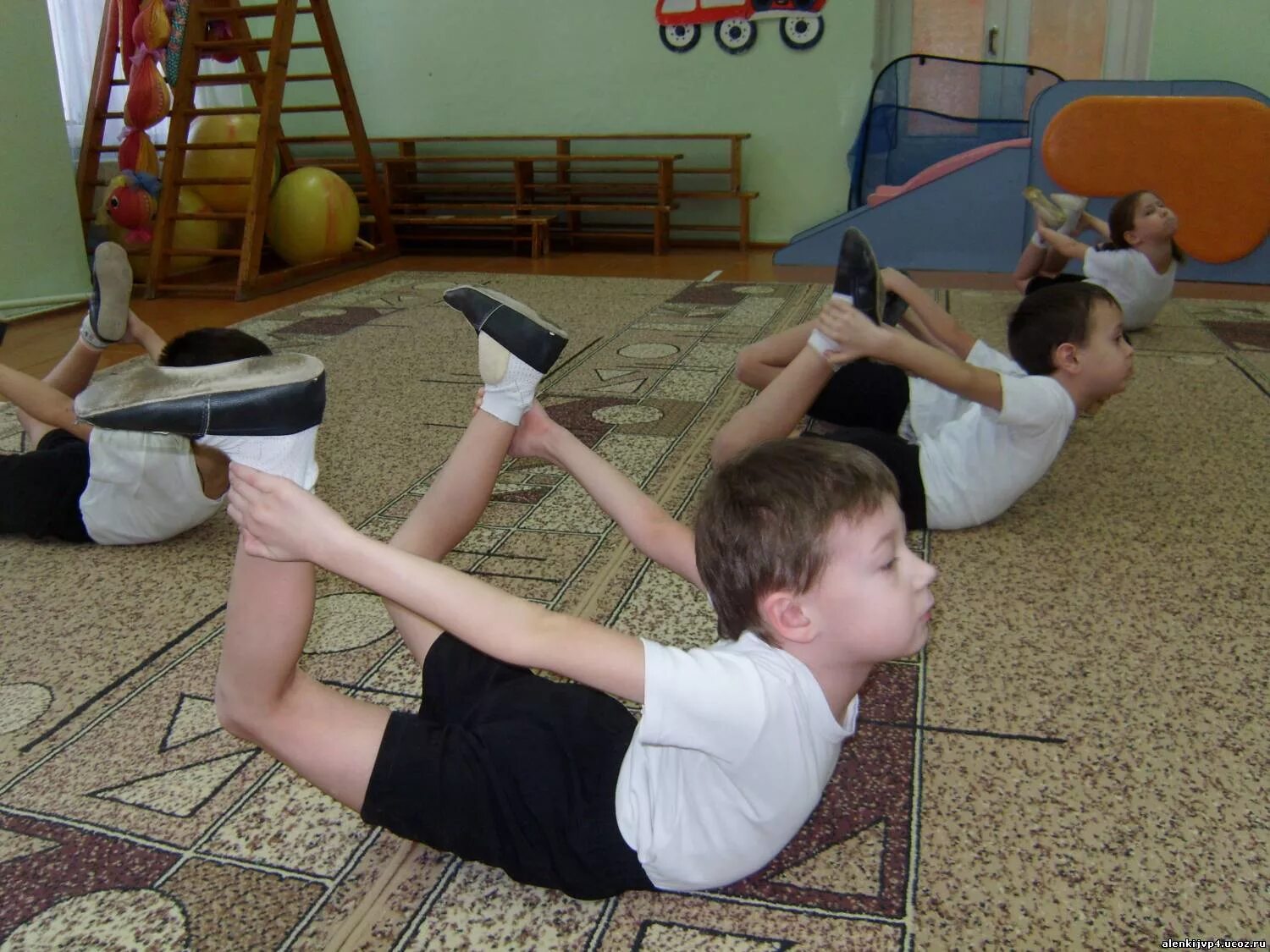Лежать березкой. Березка гимнастика дети. Упражнение Березка для детей. Упржнениеберезка ребенок. Березка физра.
