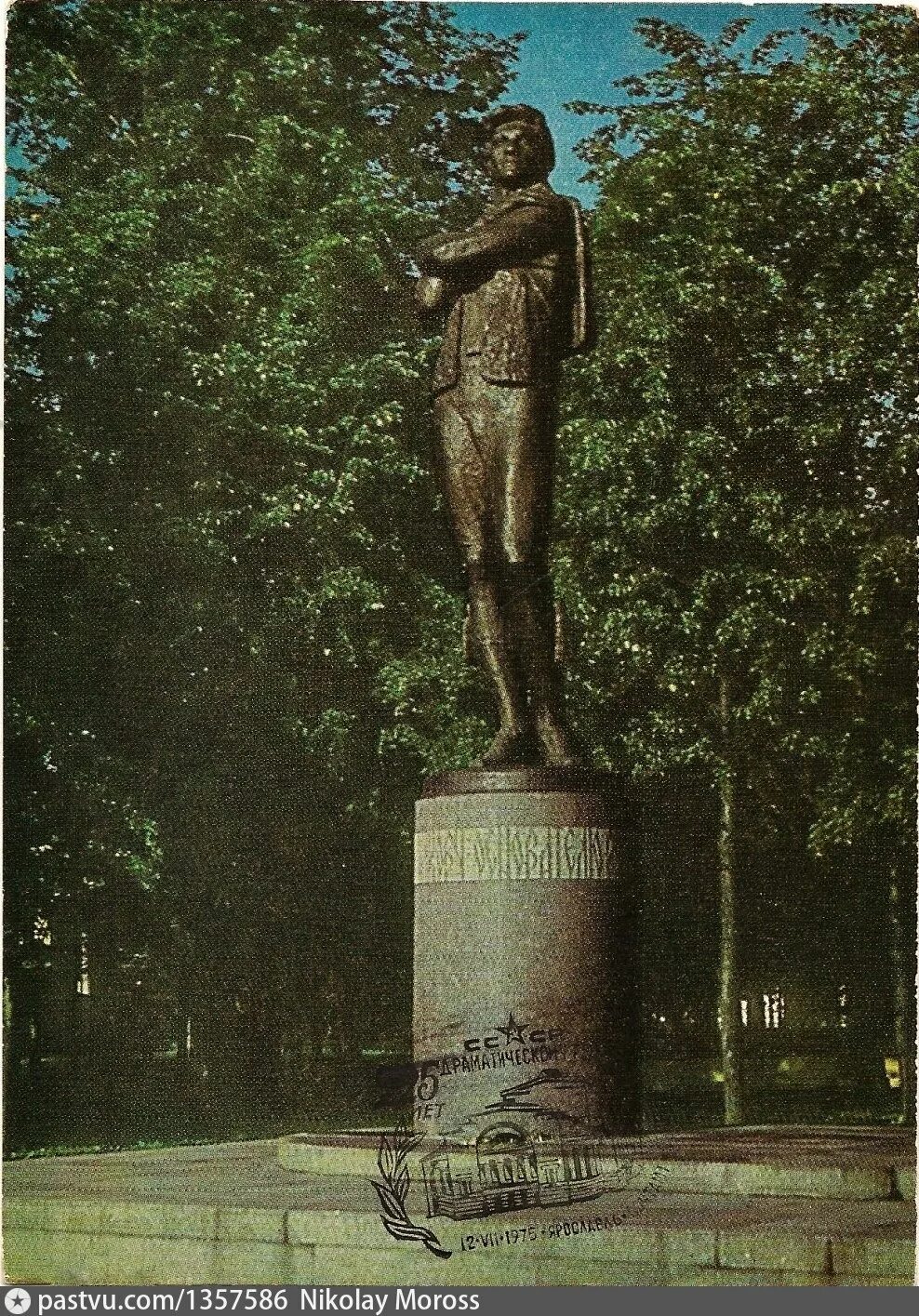 Памятник Федору Волкову в Ярославле. Памятник Фёдору Григорьевичу Волкову Ярославль. Фёдор Григорьевич Волков памятник. Памятник ф г Волкова в Ярославле. Памятник федору волкову