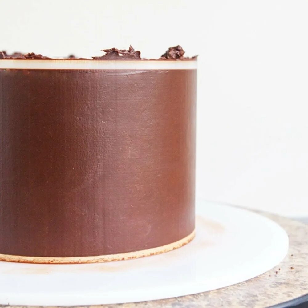 Покрытие торта белым шоколадом. Ганаш для торта шоколадный. Ганаш на Молочном шоколаде. Торт покрытый ганашем. Шоколадный ганаш для покрытия торта.
