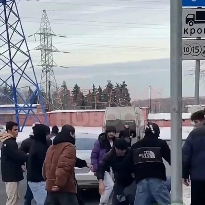 Таджики избили парня за z. Мигранты в Москве. В Москве мигранты толпой избили. Толпа мигрантов в Москве.
