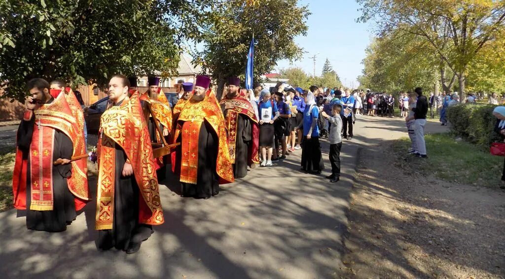 Посредники в кореновске. Храм новомучеников кубанских Кореновск. Крестный ход в Кореновске 2019. Храм святых новомучеников кубанских г.Кореновска. Храм в Кореновске Краснодарского края.