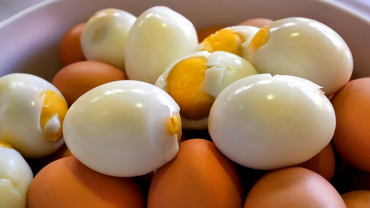 Вареные яйца. Вареные яйца высокое разрешение. К чему снятся вареные яйца. Цветные отварные яйца.