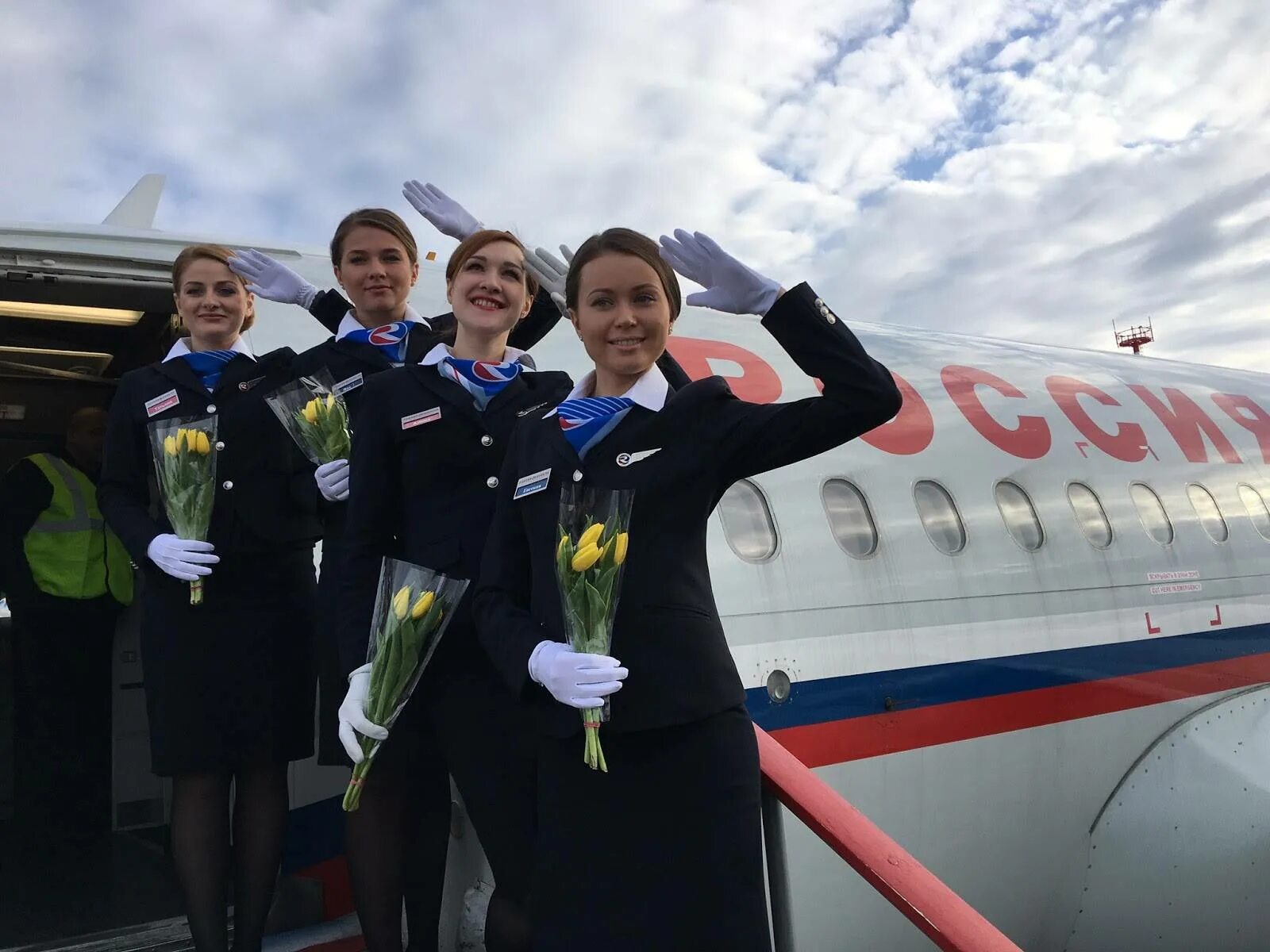 Авиакомпания аэрофлот форма бортпроводников. Форма бортпроводников победа. Вакансии авиакомпании петербург. Униформы бортпроводника в уральских авиалиниях. Azur air стюардессы.