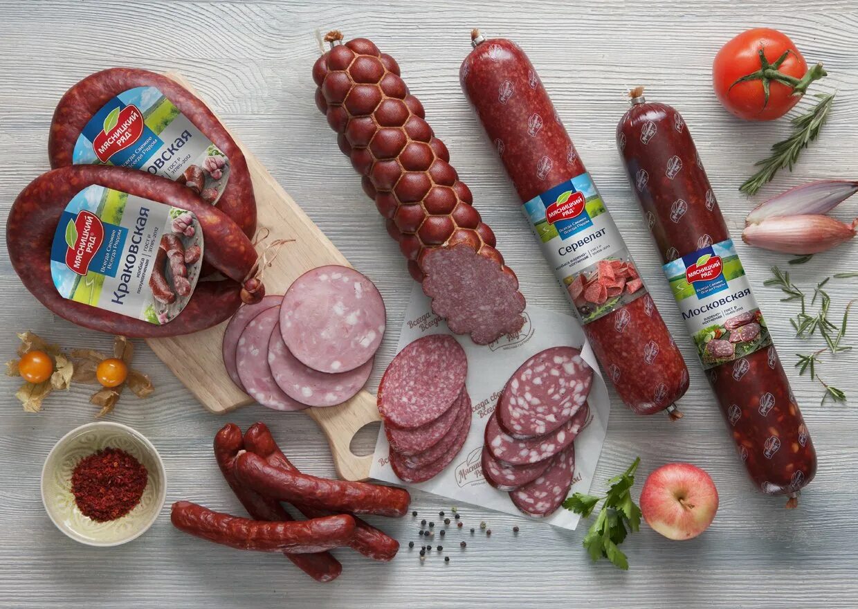 Какие колбасы самые лучшие. Мясницкий ряд колбаса московская. колбаса ассортимент. копченые колбасы ассортимент. мясо колбасные изделия.