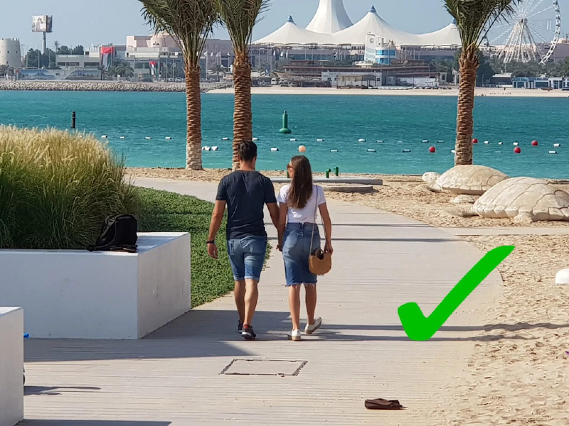 Что нельзя в дубае. Дресс код в Абу Даби. Туристы в Дубае. Дубай одежда для женщин туристов. Дубай одежда туристов мужская.