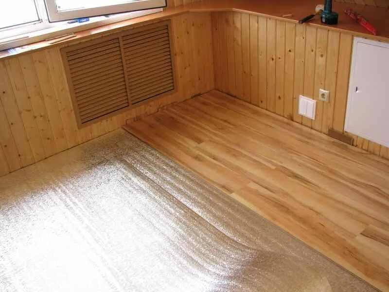 Пол обшивка. Линолеум на старый деревянный пол. Стелим линолеум деревянном доме. Укладка линолеума в комнате. Линолеум на деревянный пол.