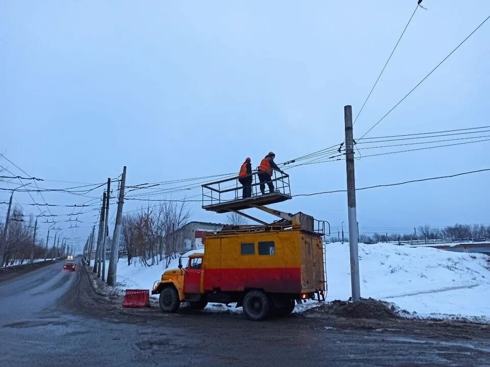 Троллейбус обрыв. Саратовский троллейбус контактная сеть. обрыв контактной сети троллейбуса. троллейбус лаборатория контактной сети. пермский троллейбус.