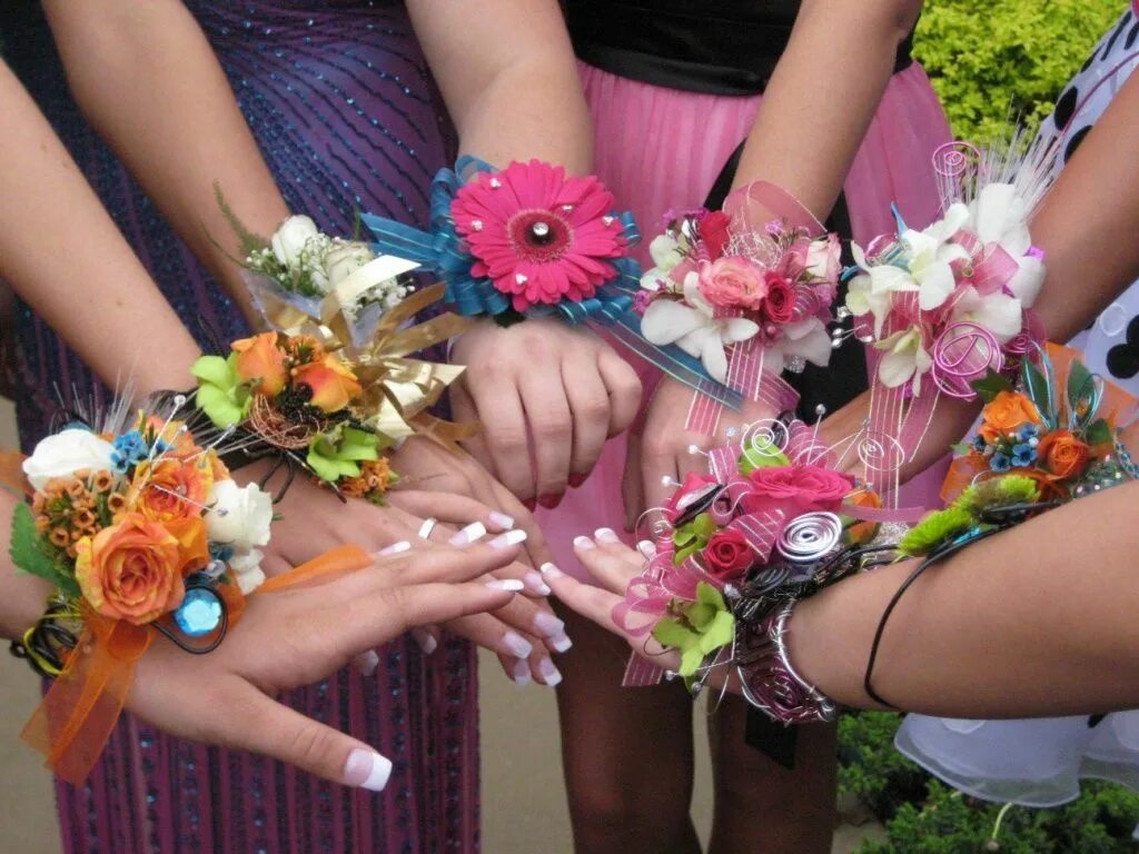 Девушек украшают цветы. Украшение на руку из цветов. Флористическое украшение на руку. Букет "выпускной". Выпускница с букетом.